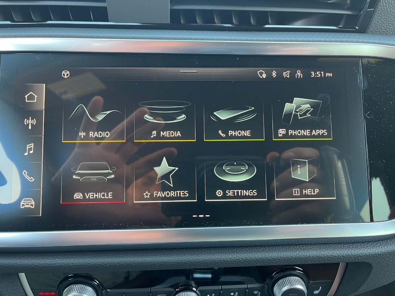 Audi Q3 Vehicle Full-screen Gallery Image 27