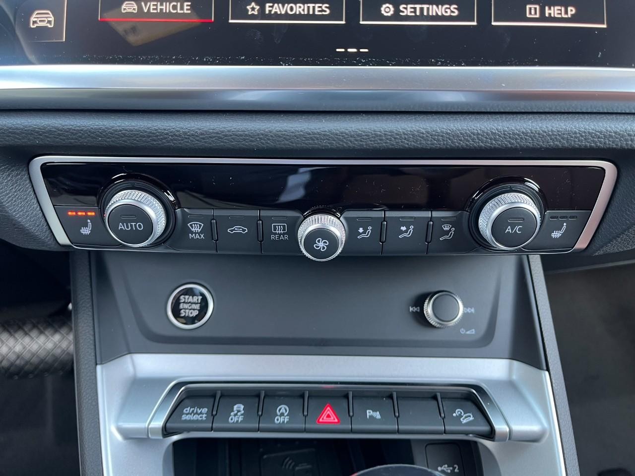 Audi Q3 Vehicle Full-screen Gallery Image 28