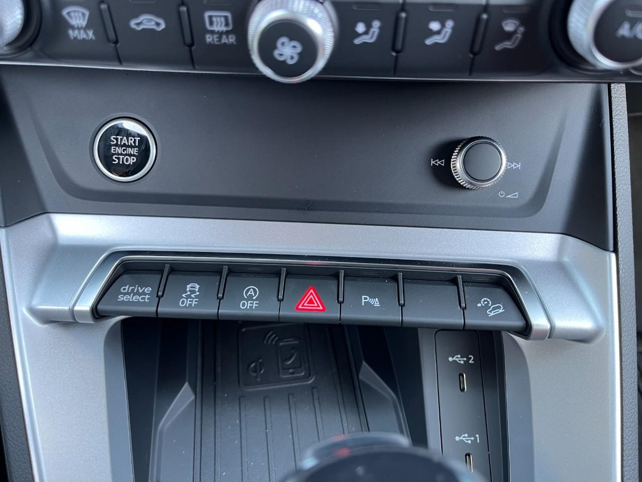 Audi Q3 Vehicle Full-screen Gallery Image 29