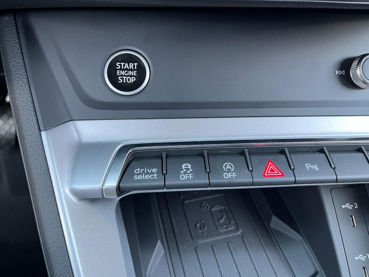 Audi Q3 Vehicle Full-screen Gallery Image 32