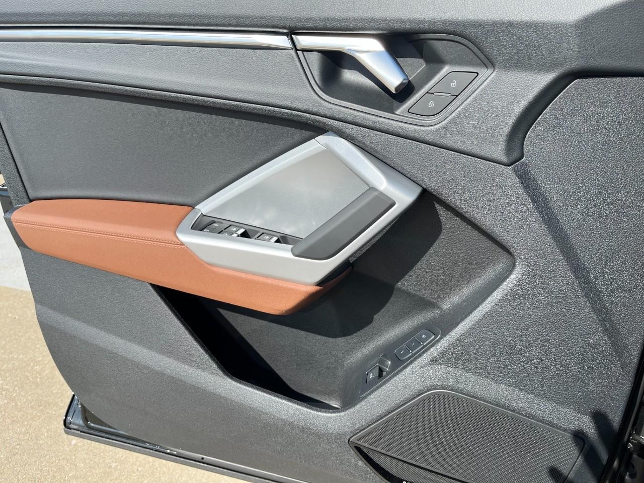 Audi Q3 Vehicle Full-screen Gallery Image 33