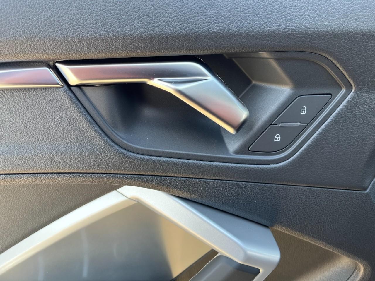 Audi Q3 Vehicle Full-screen Gallery Image 34