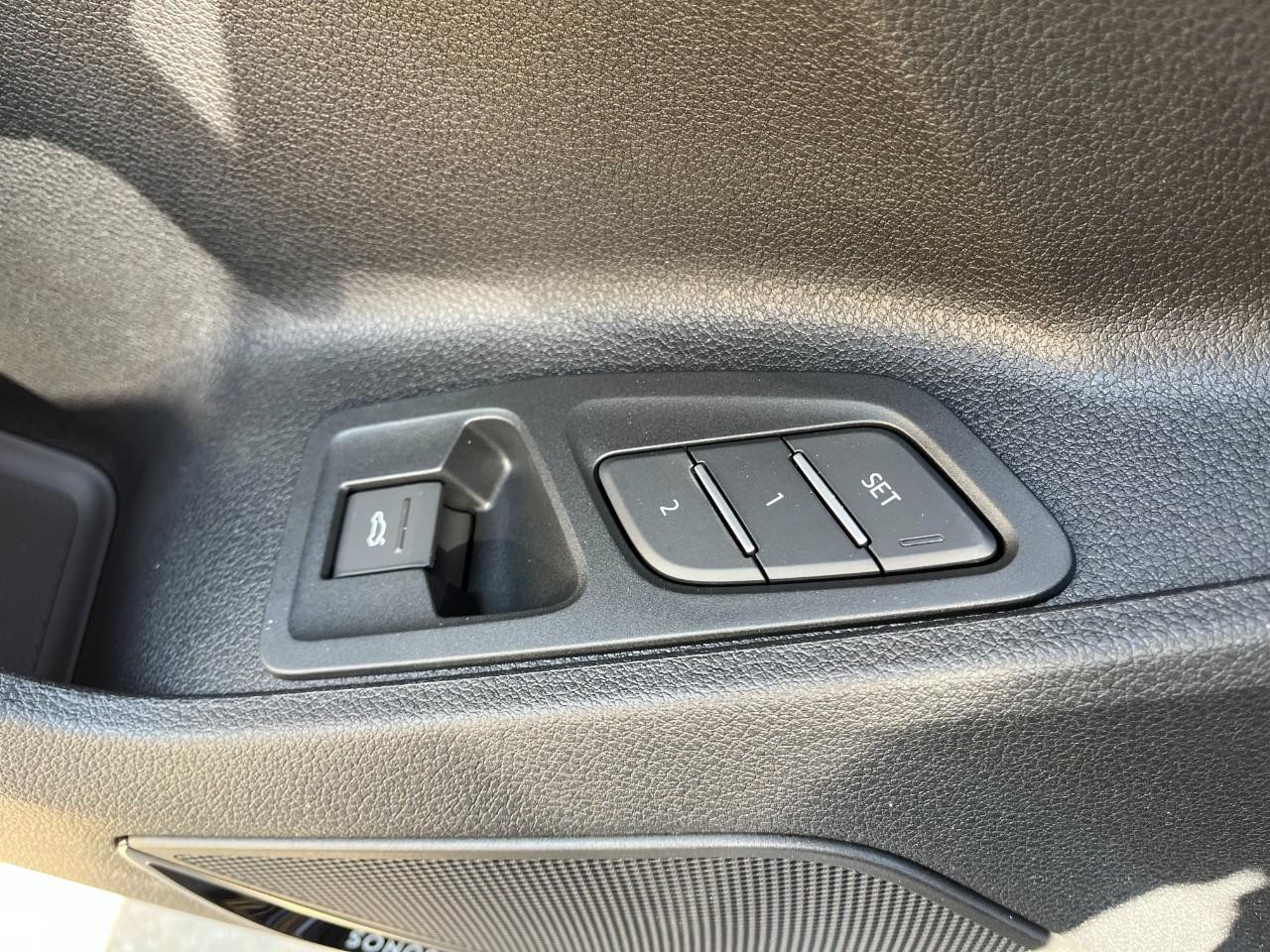 Audi Q3 Vehicle Full-screen Gallery Image 36