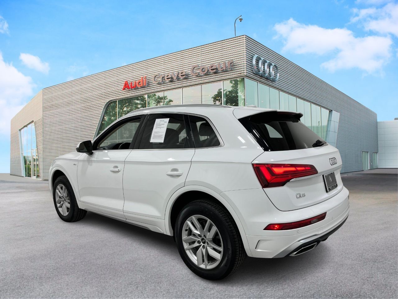 Audi Q5 Vehicle Full-screen Gallery Image 03