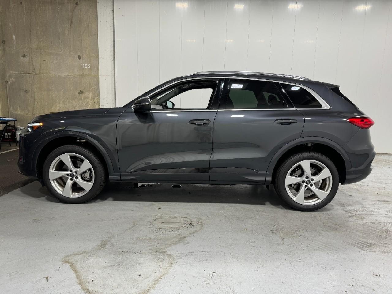 Audi Q5 Vehicle Full-screen Gallery Image 2