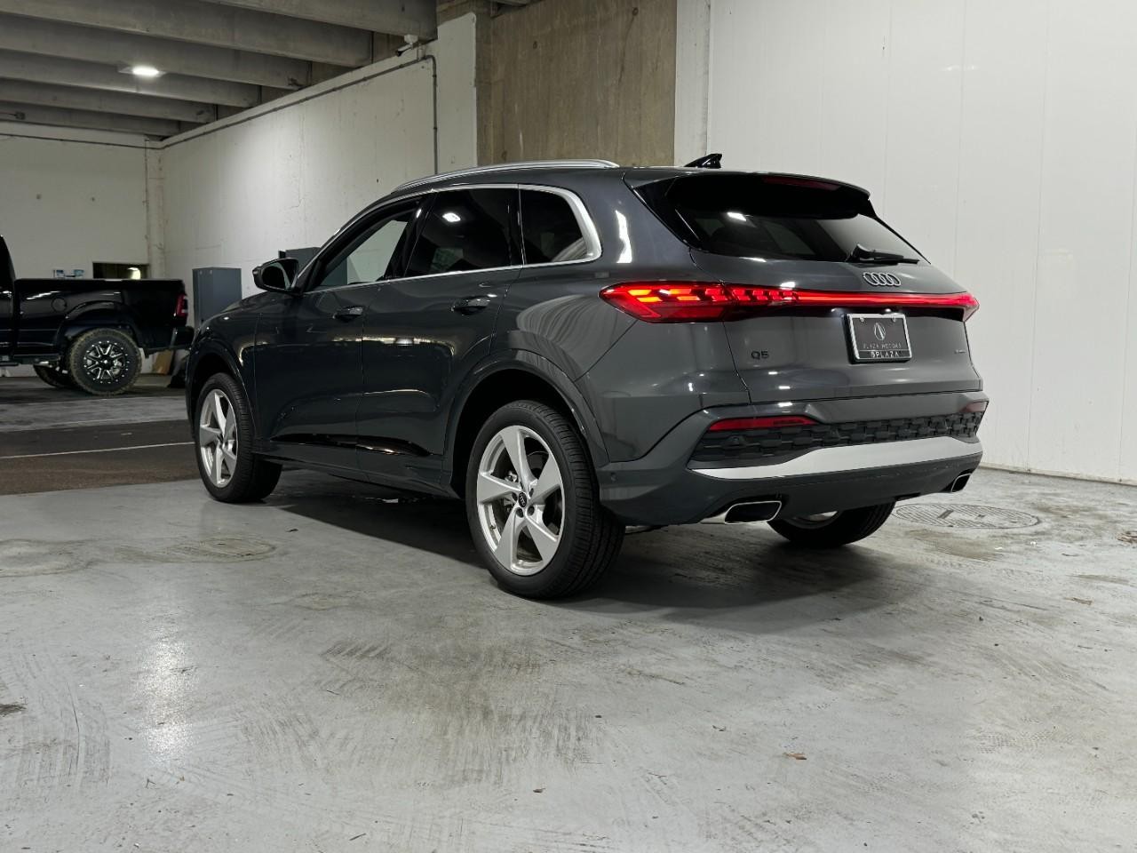 Audi Q5 Vehicle Full-screen Gallery Image 3