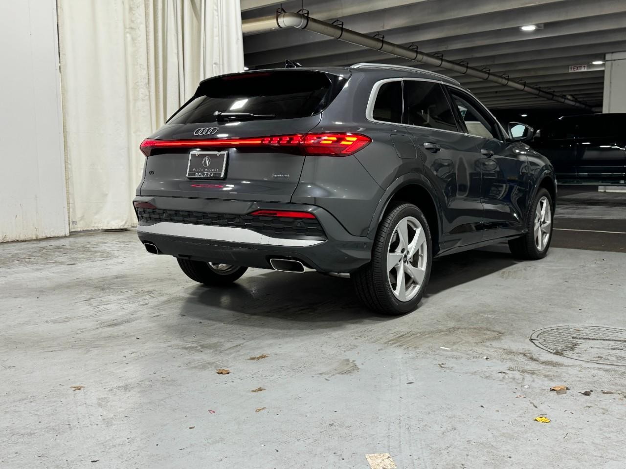 Audi Q5 Vehicle Full-screen Gallery Image 4
