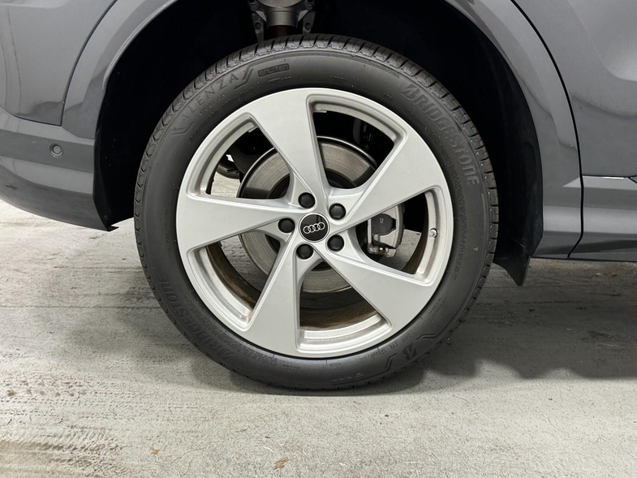 Audi Q5 Vehicle Full-screen Gallery Image 5