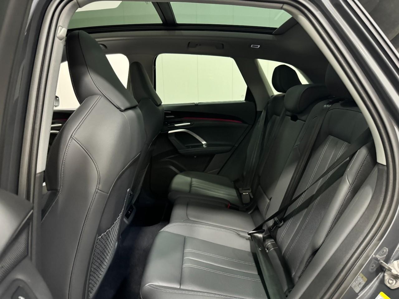 Audi Q5 Vehicle Full-screen Gallery Image 8