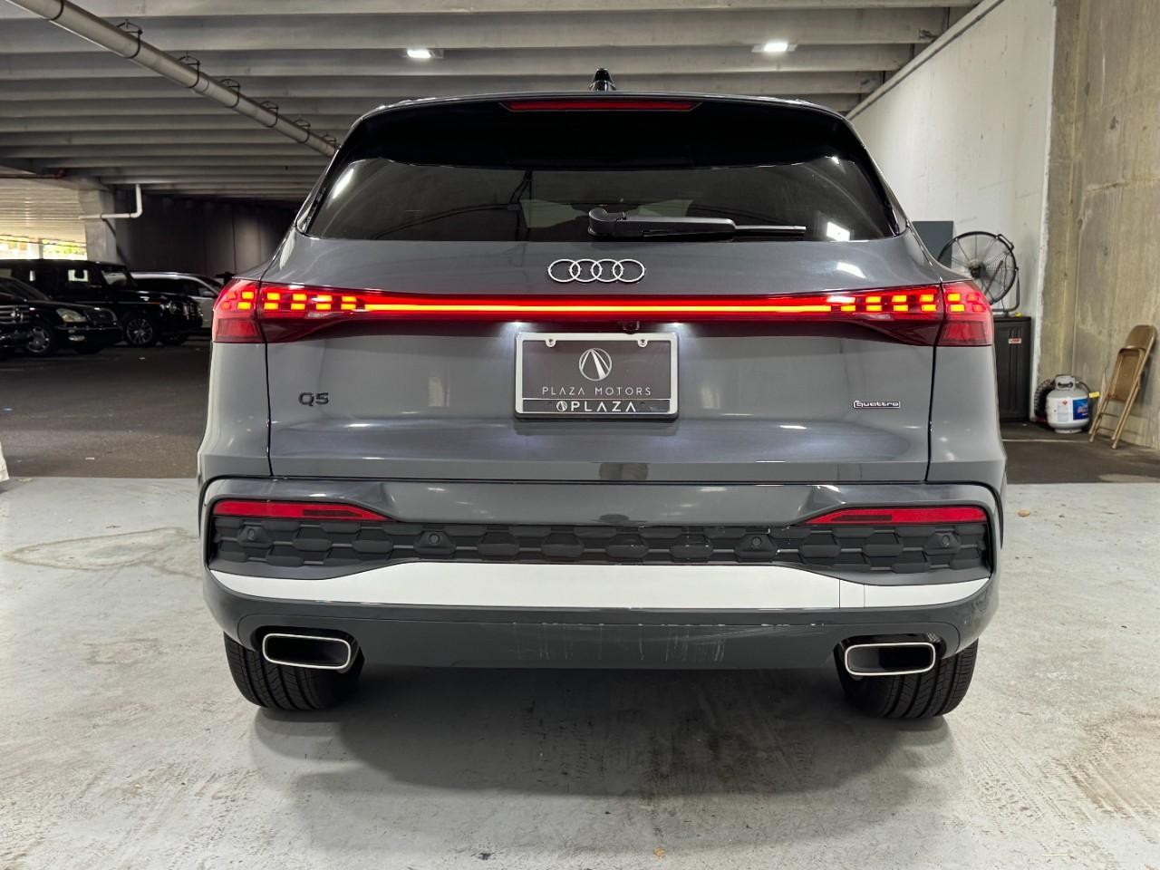 Audi Q5 Vehicle Full-screen Gallery Image 9