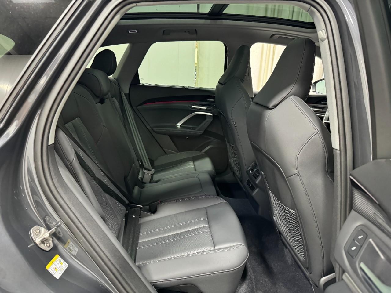 Audi Q5 Vehicle Full-screen Gallery Image 10