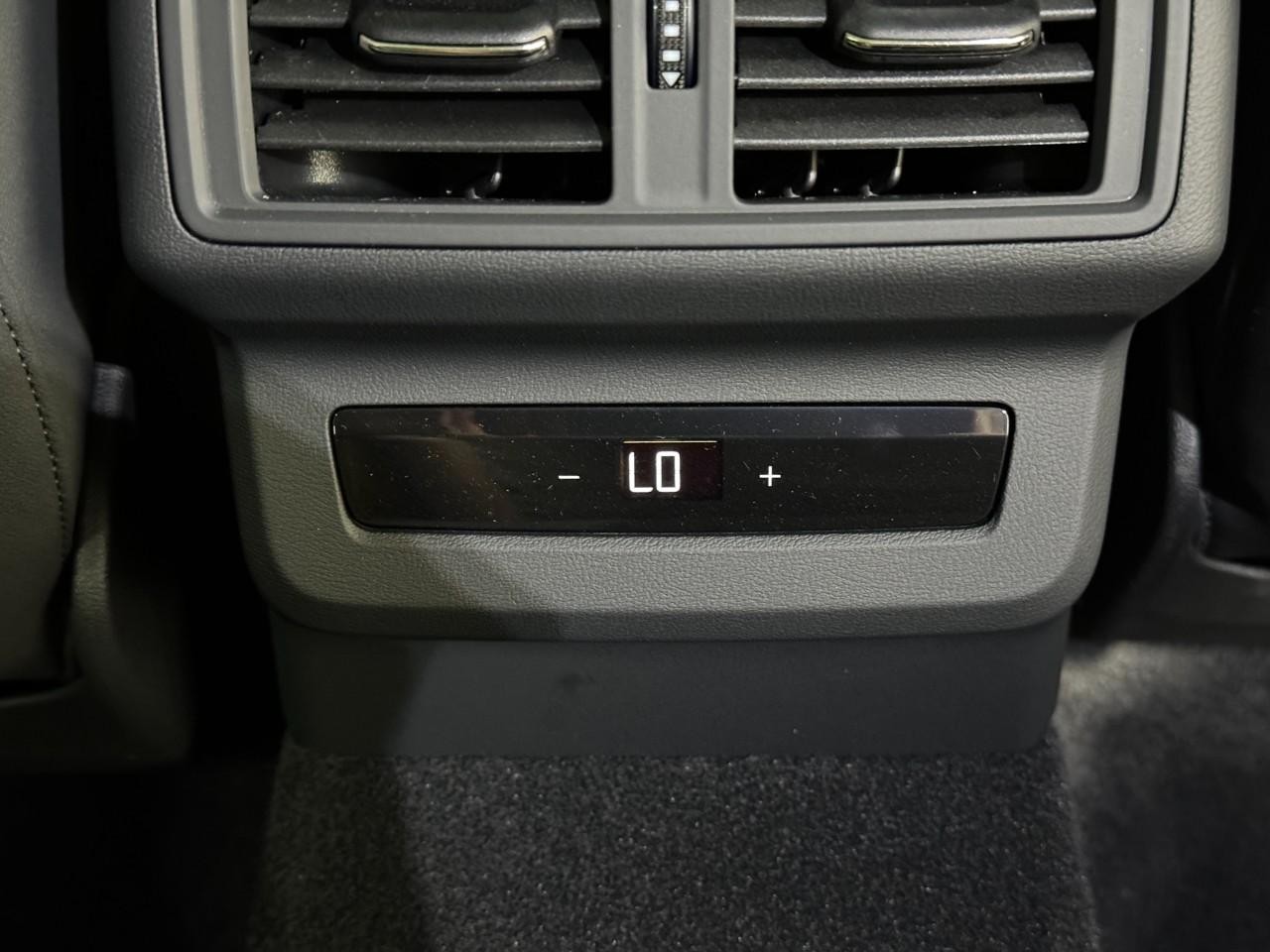 Audi Q5 Vehicle Full-screen Gallery Image 11