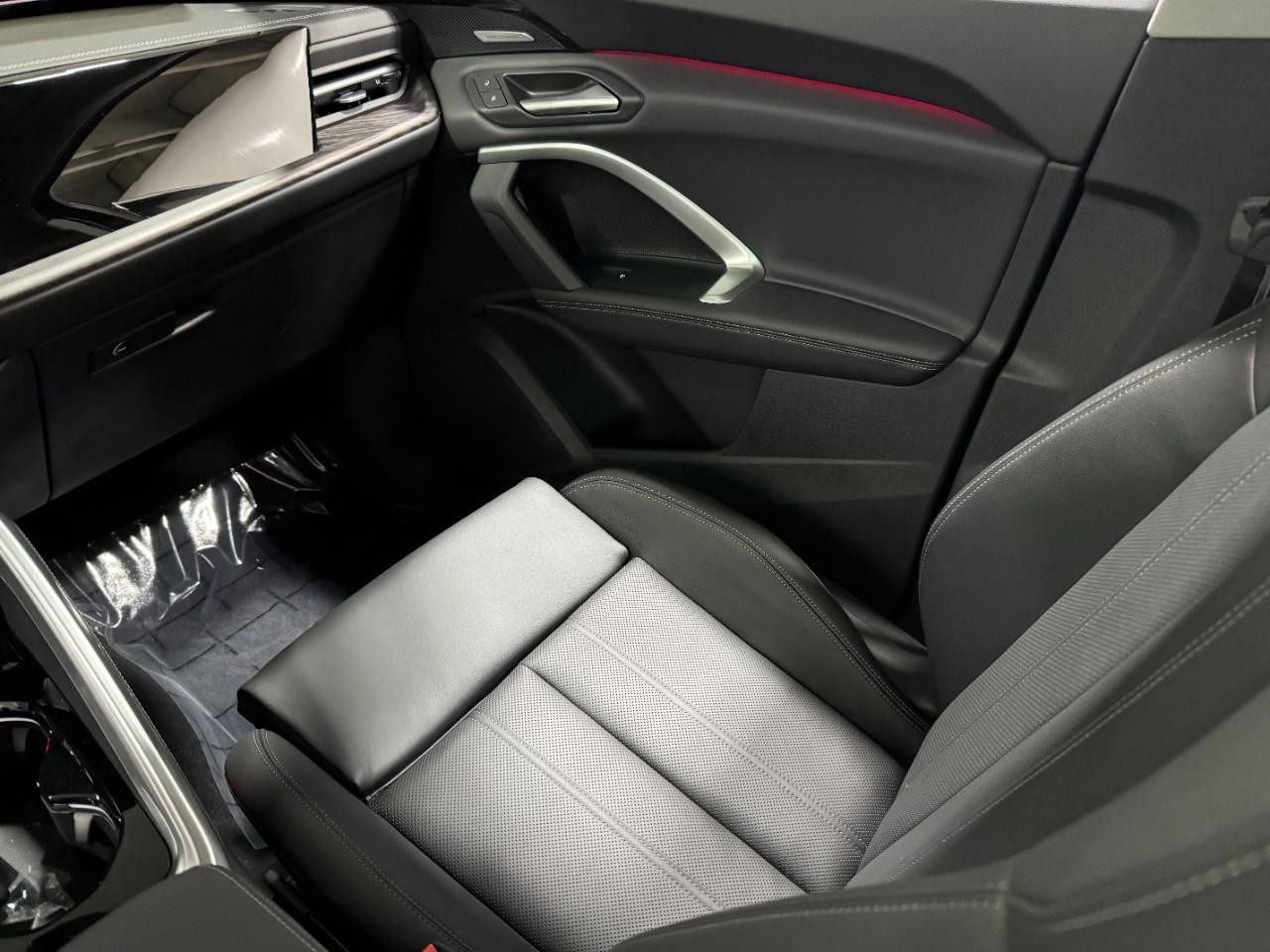 Audi Q5 Vehicle Full-screen Gallery Image 18