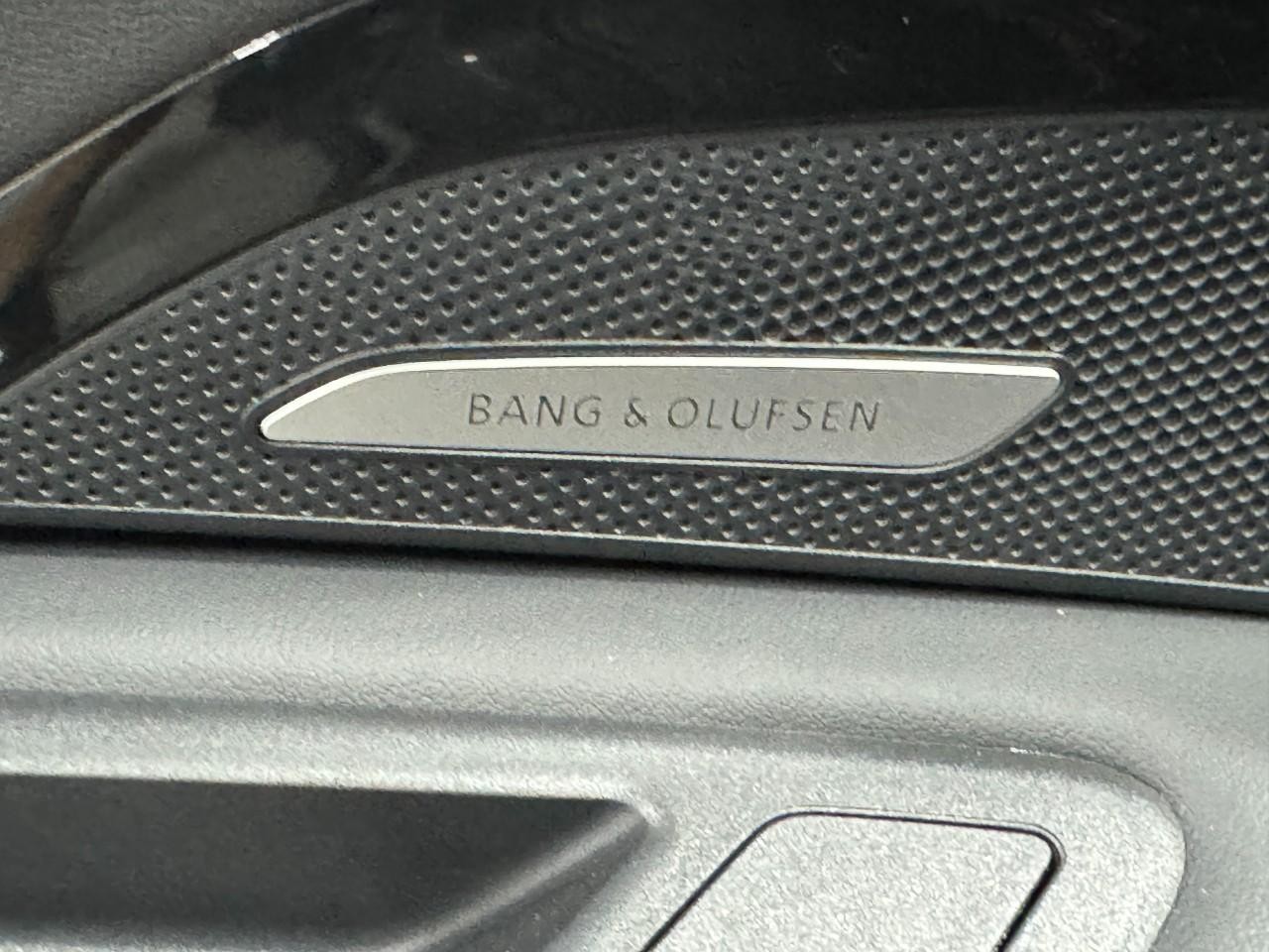 Audi Q5 Vehicle Full-screen Gallery Image 24