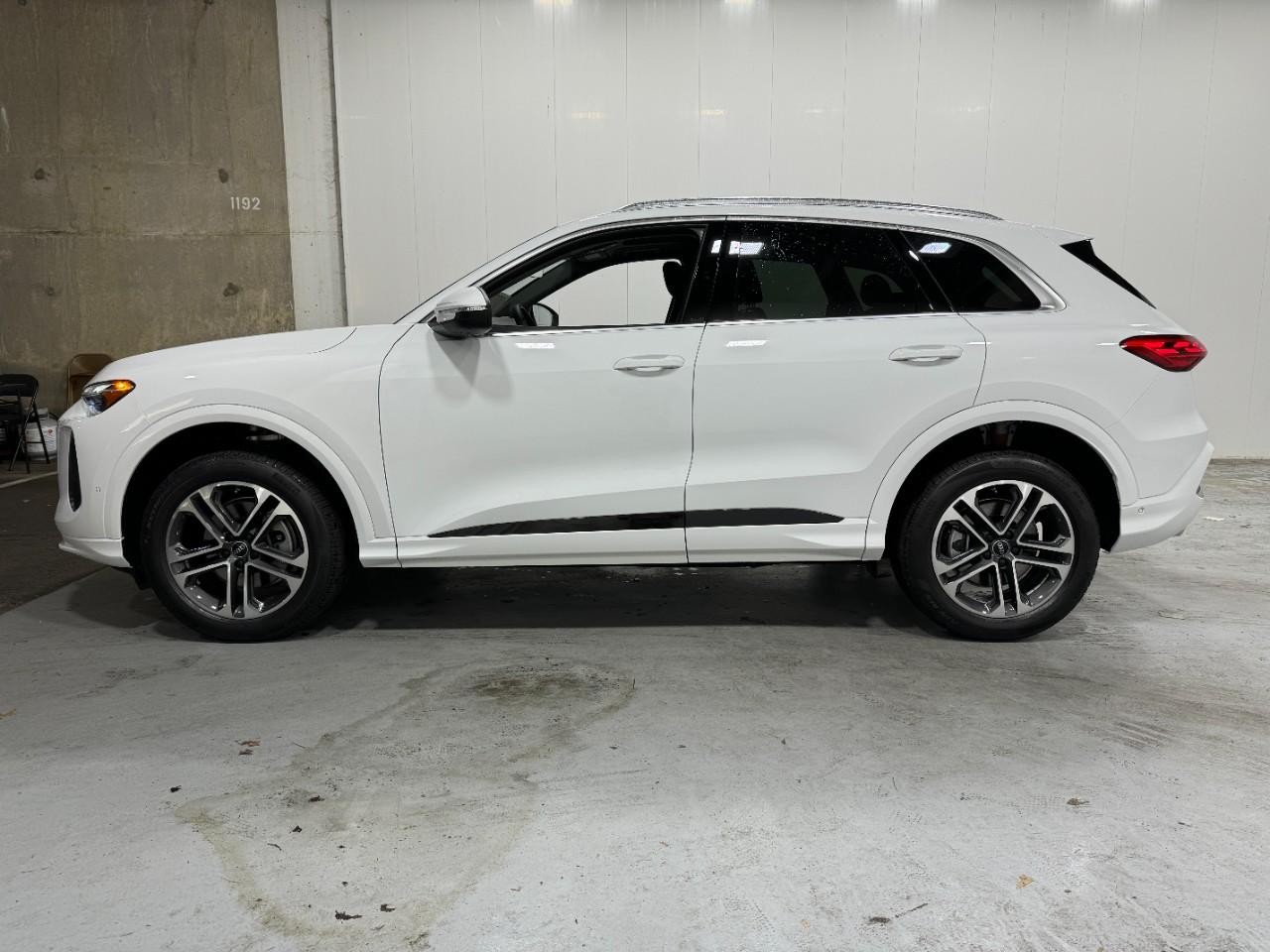 Audi Q5 Vehicle Full-screen Gallery Image 2