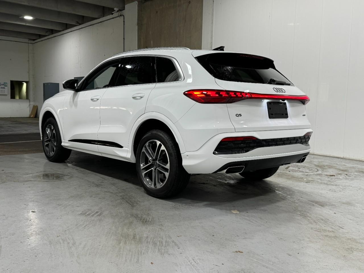 Audi Q5 Vehicle Full-screen Gallery Image 3