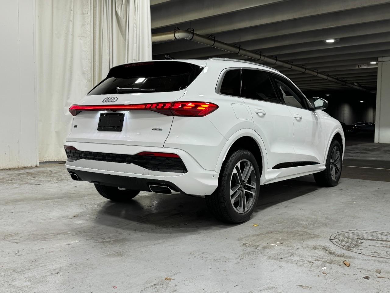 Audi Q5 Vehicle Full-screen Gallery Image 4