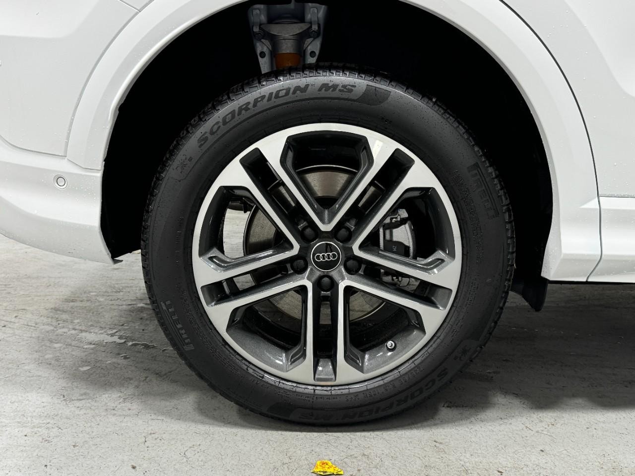 Audi Q5 Vehicle Full-screen Gallery Image 5