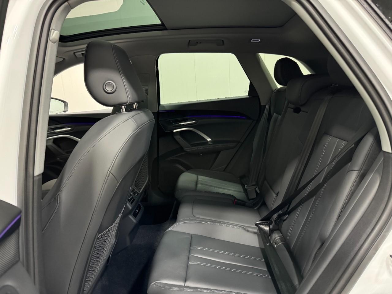 Audi Q5 Vehicle Full-screen Gallery Image 8