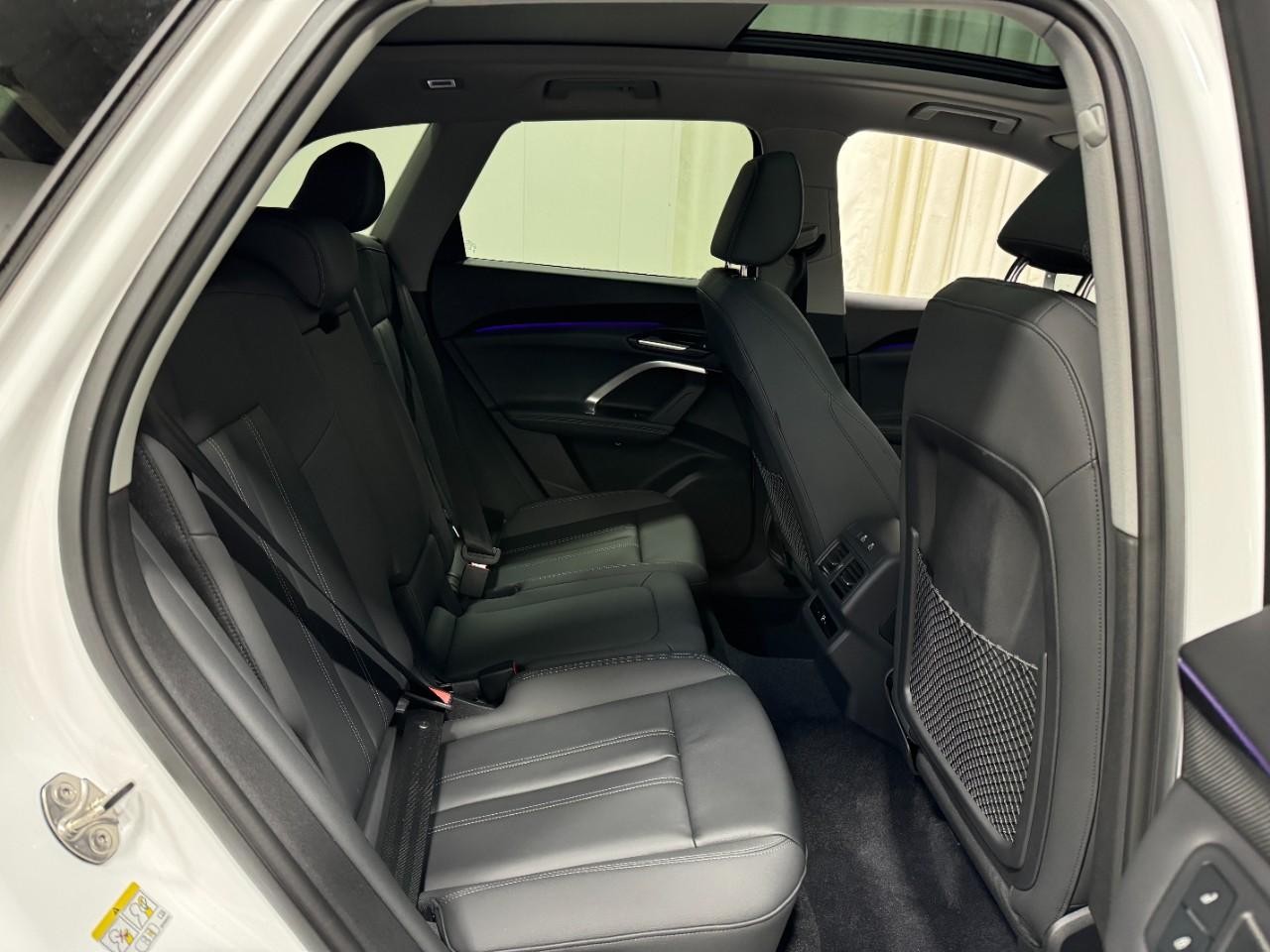 Audi Q5 Vehicle Full-screen Gallery Image 10