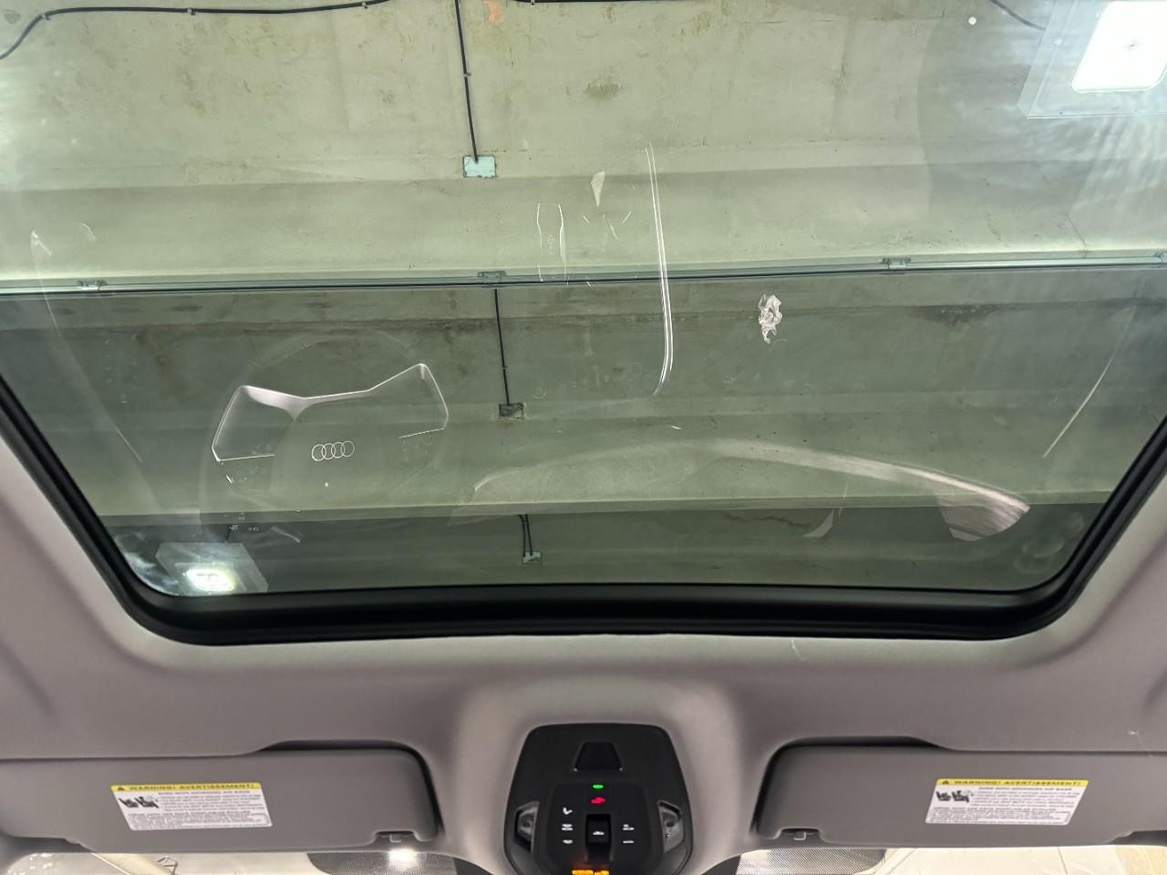 Audi Q5 Vehicle Full-screen Gallery Image 12