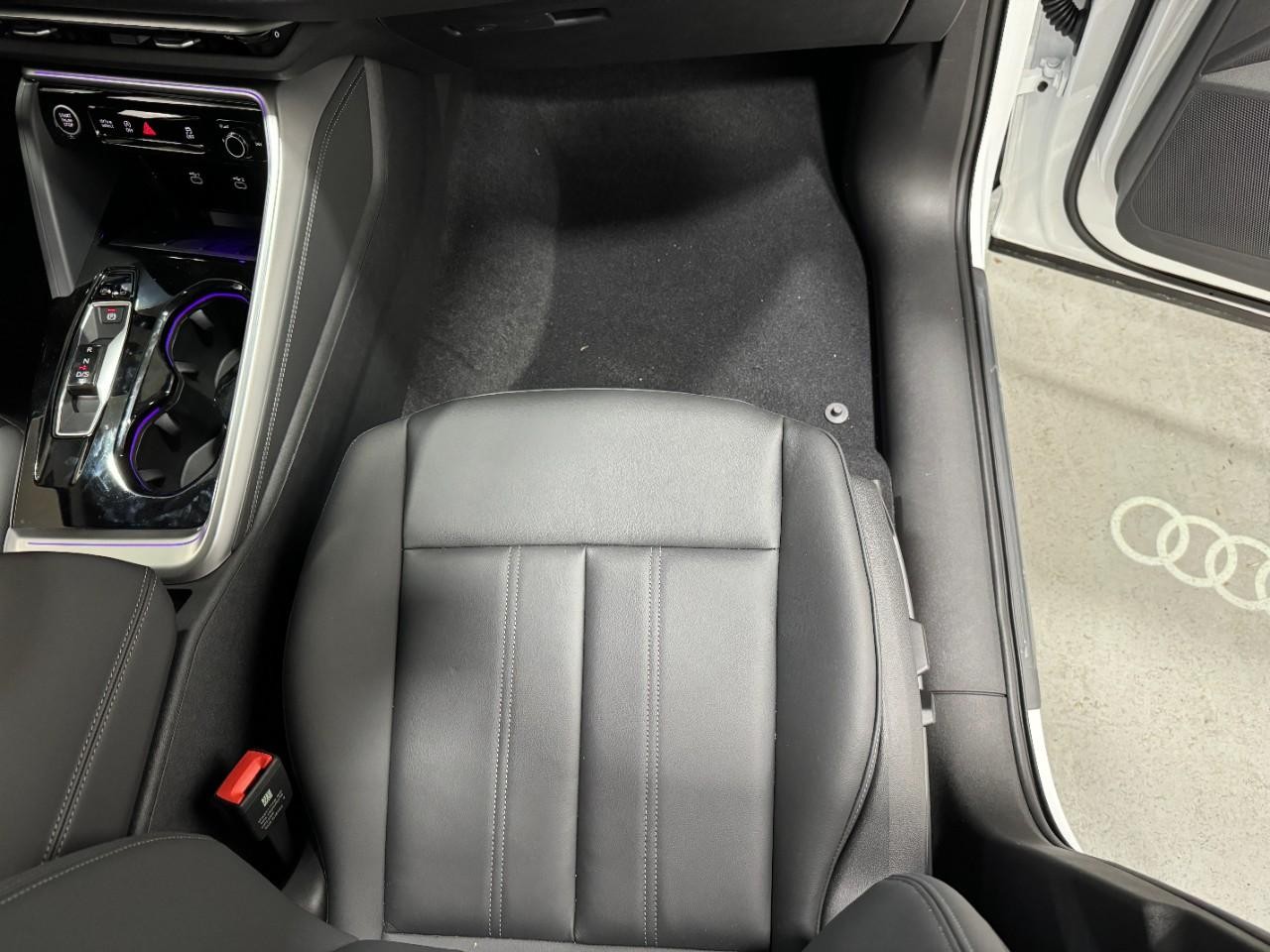 Audi Q5 Vehicle Full-screen Gallery Image 18