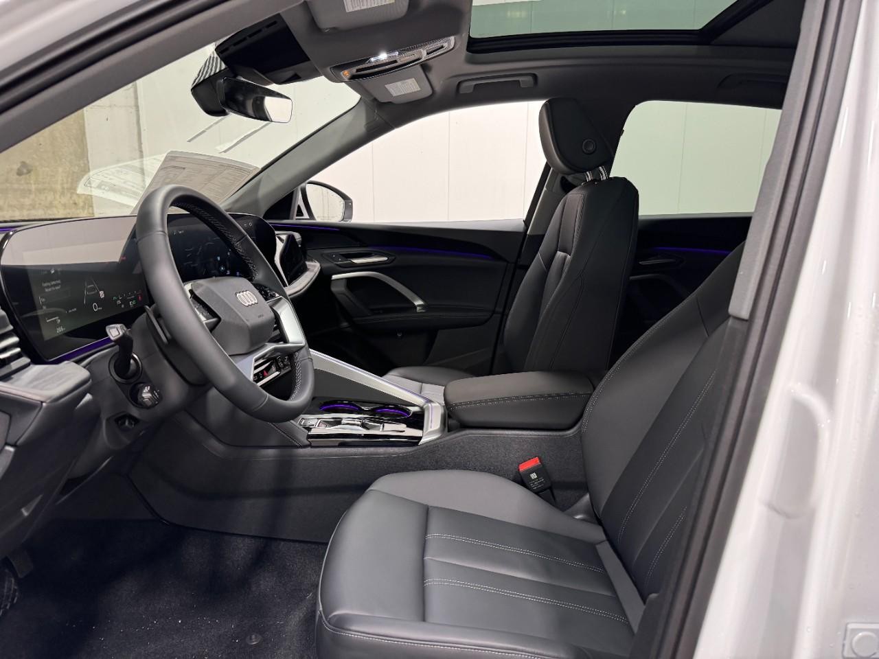 Audi Q5 Vehicle Full-screen Gallery Image 24