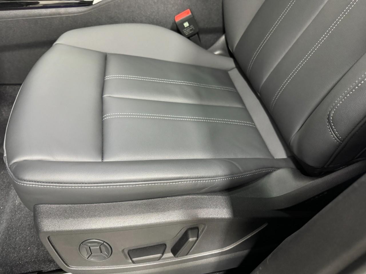 Audi Q5 Vehicle Full-screen Gallery Image 25