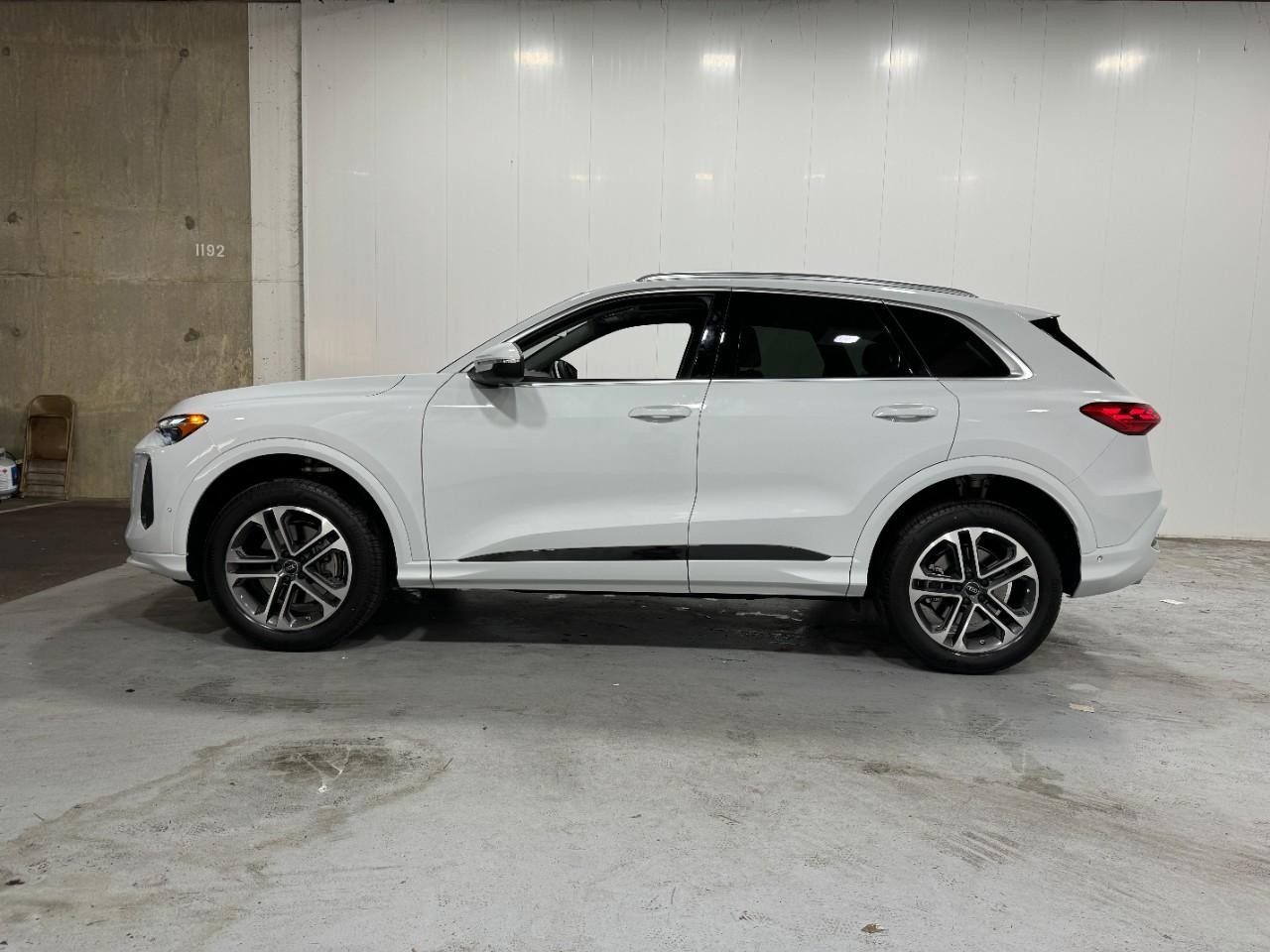 Audi Q5 Vehicle Full-screen Gallery Image 2