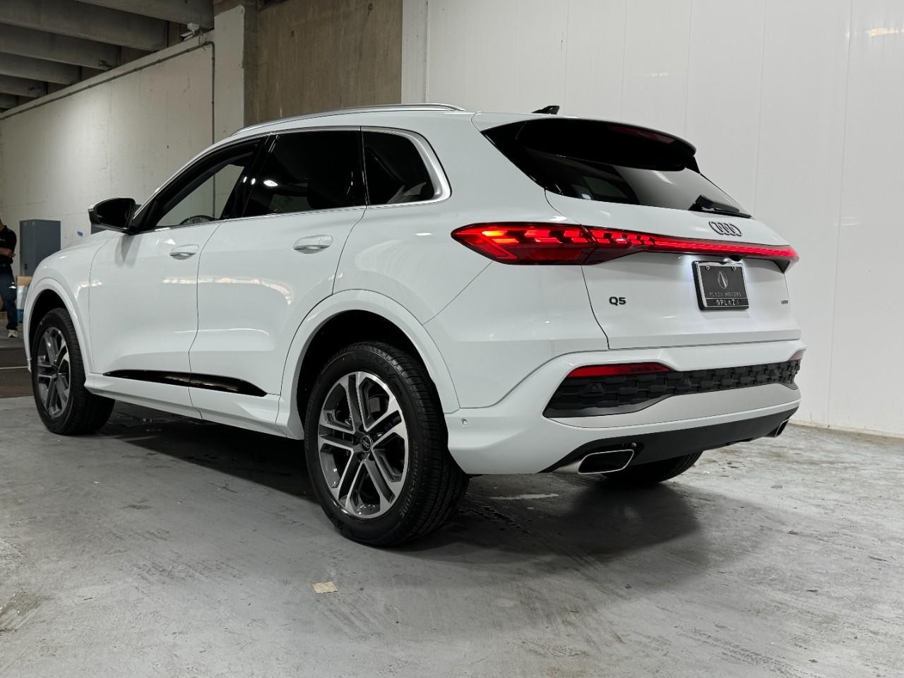 Audi Q5 Vehicle Full-screen Gallery Image 3