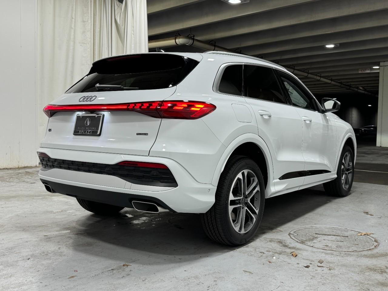 Audi Q5 Vehicle Full-screen Gallery Image 4