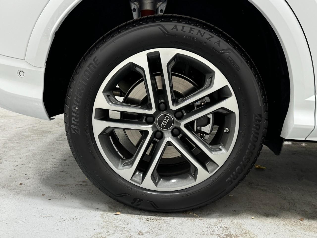 Audi Q5 Vehicle Full-screen Gallery Image 5