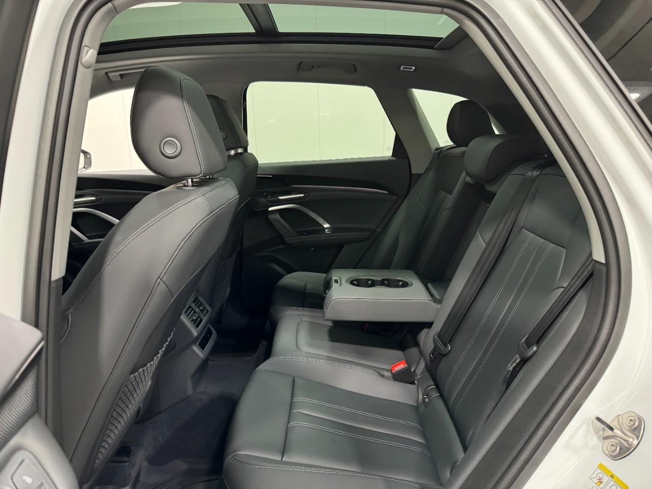 Audi Q5 Vehicle Full-screen Gallery Image 8