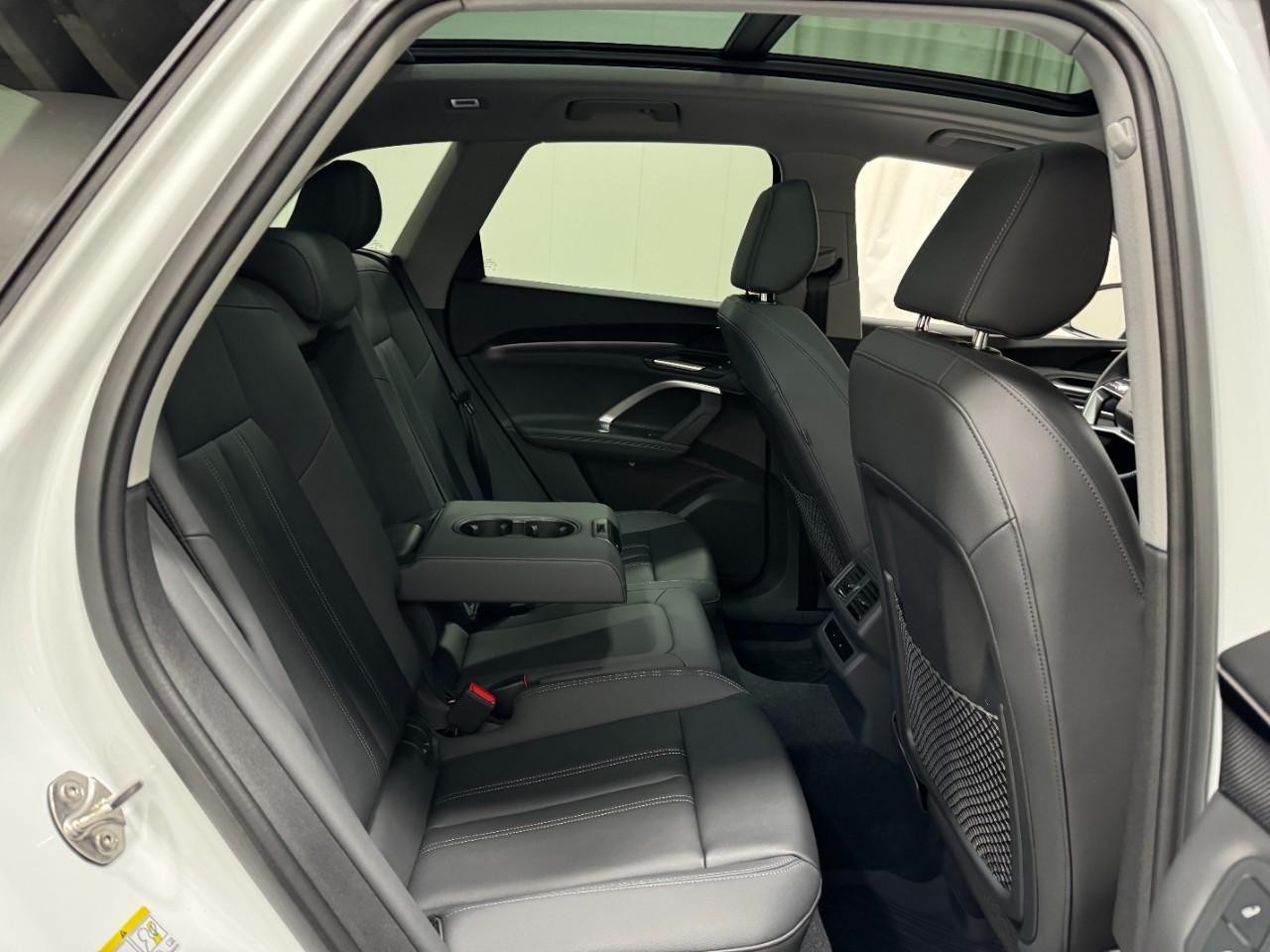 Audi Q5 Vehicle Full-screen Gallery Image 10