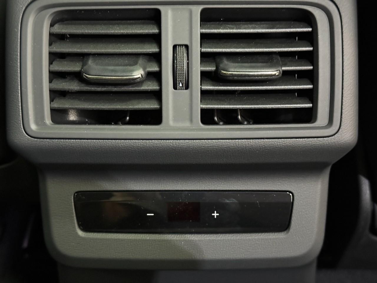 Audi Q5 Vehicle Full-screen Gallery Image 11