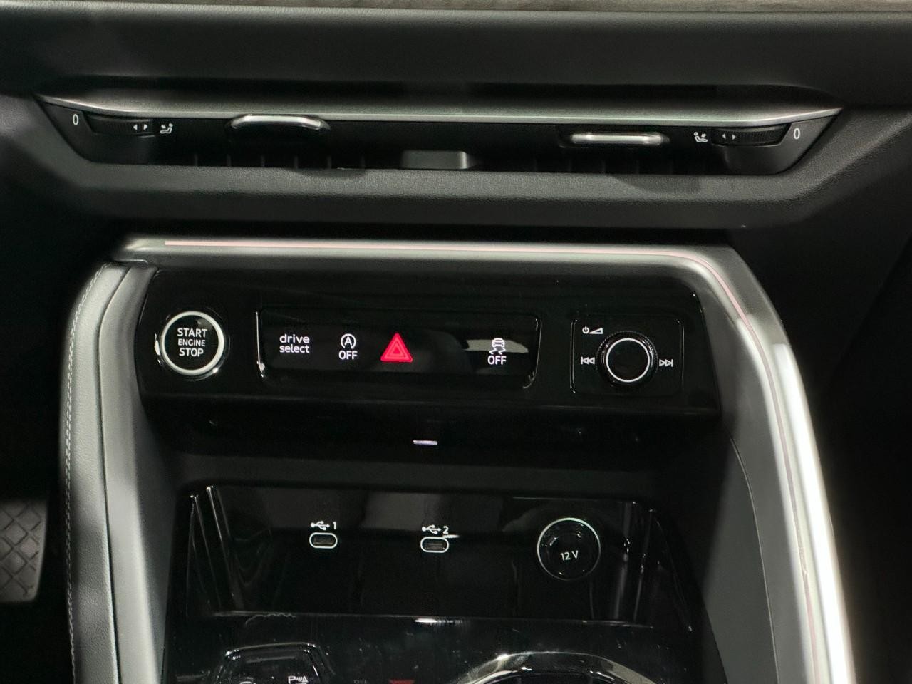 Audi Q5 Vehicle Full-screen Gallery Image 16