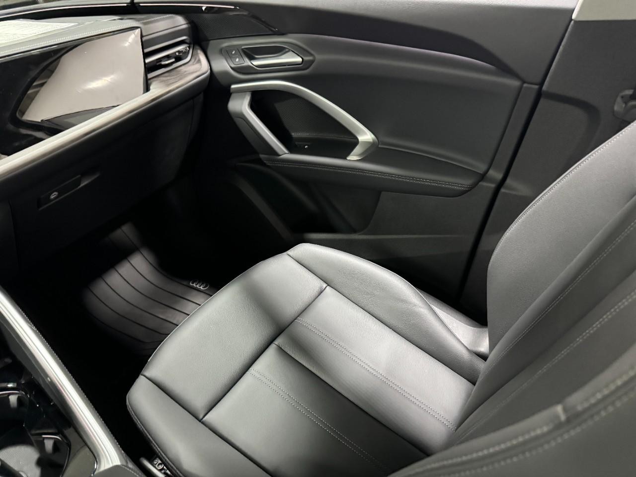 Audi Q5 Vehicle Full-screen Gallery Image 18