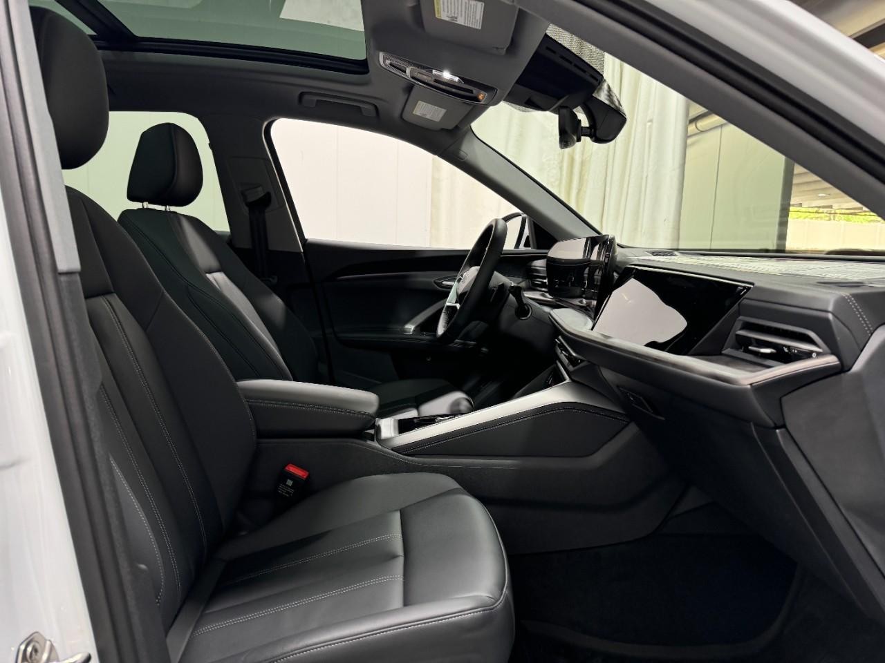 Audi Q5 Vehicle Full-screen Gallery Image 19