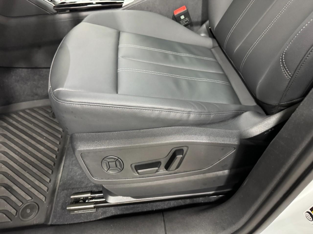 Audi Q5 Vehicle Full-screen Gallery Image 28