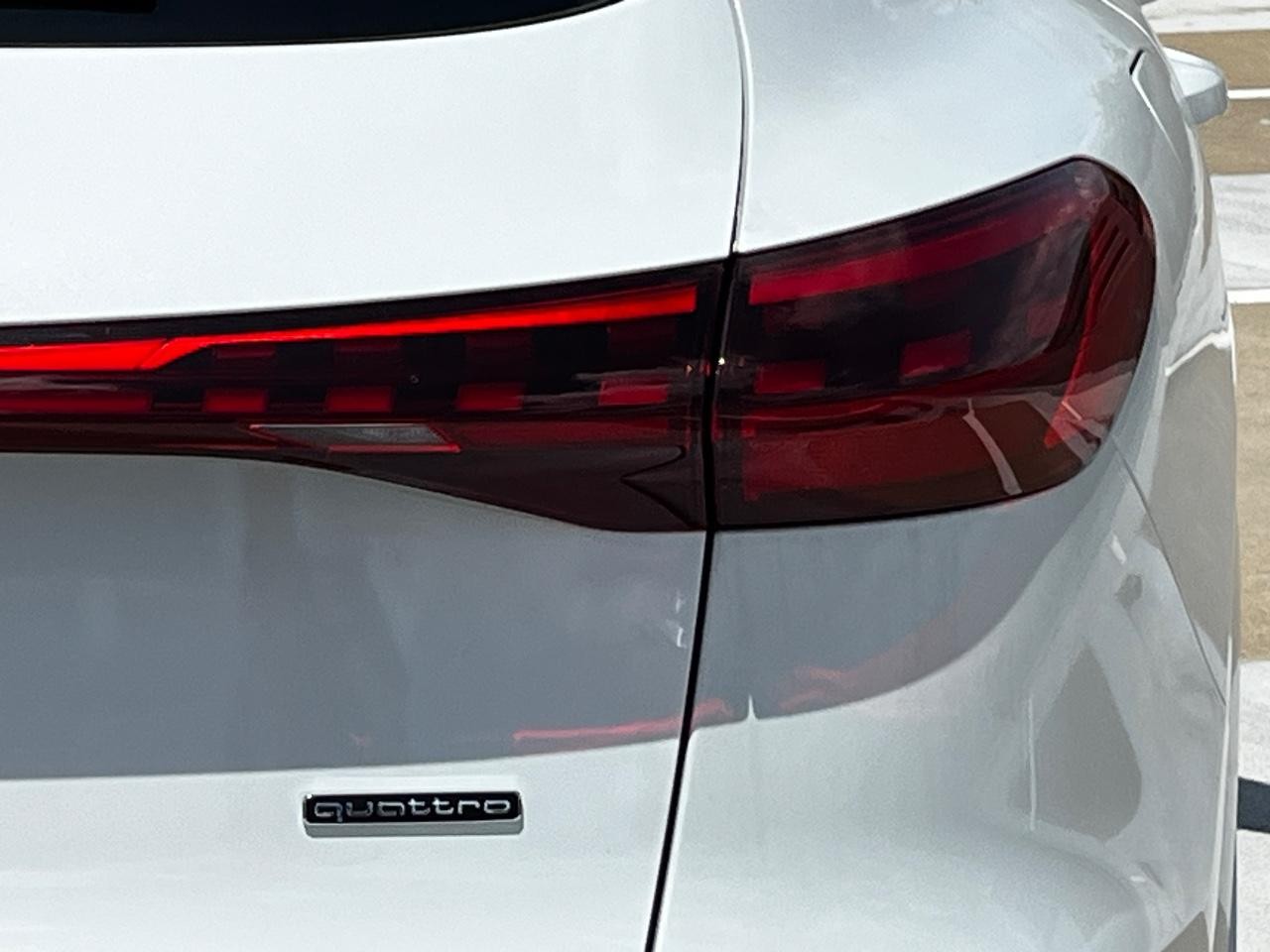 Audi Q5 Vehicle Full-screen Gallery Image 6