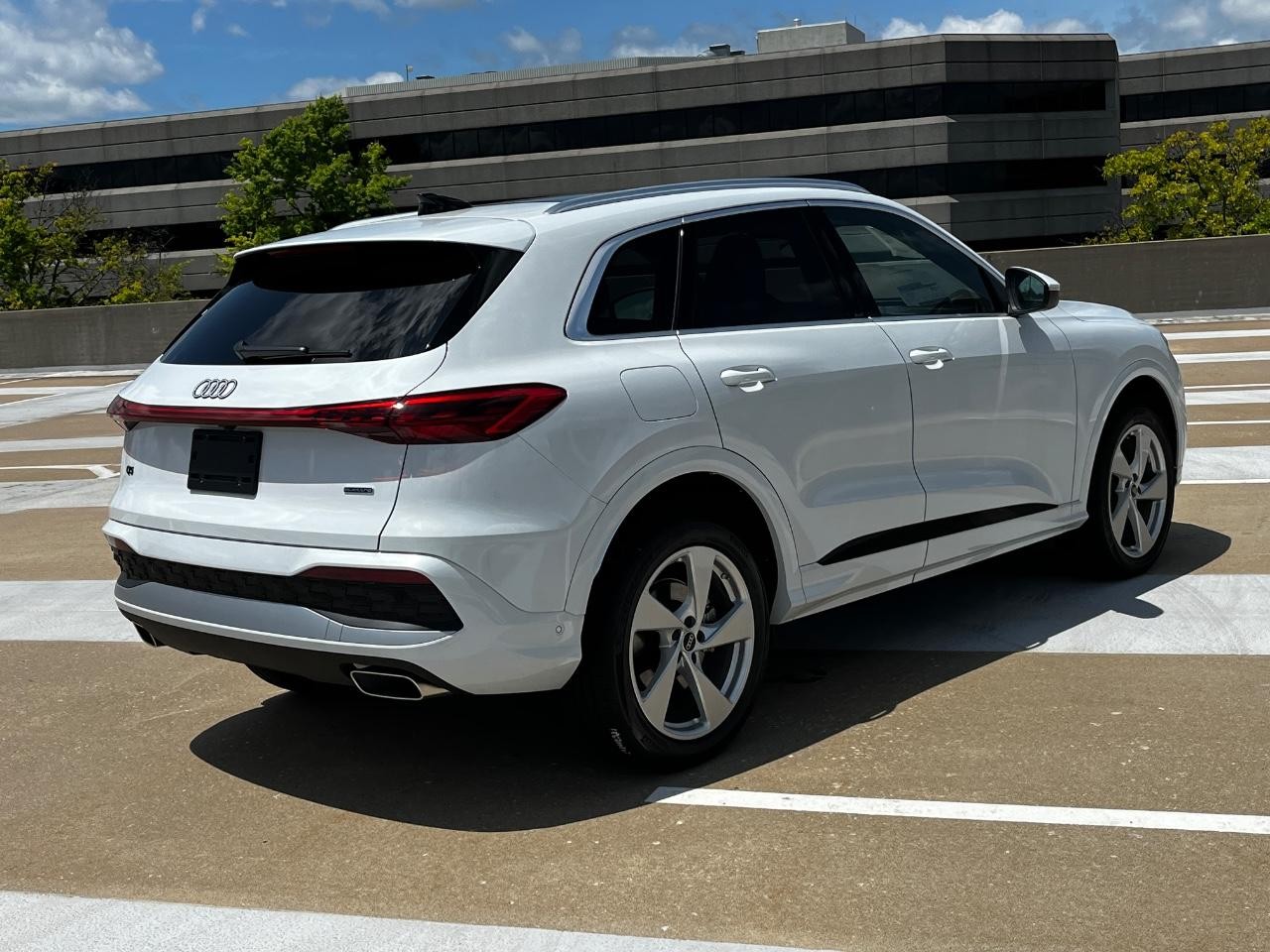 Audi Q5 Vehicle Full-screen Gallery Image 7