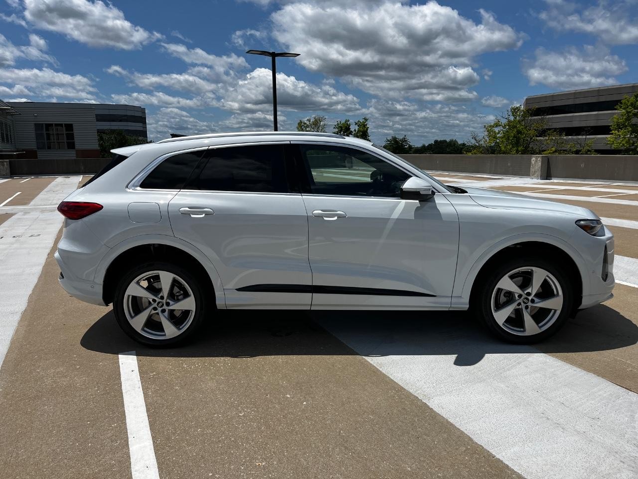 Audi Q5 Vehicle Full-screen Gallery Image 9