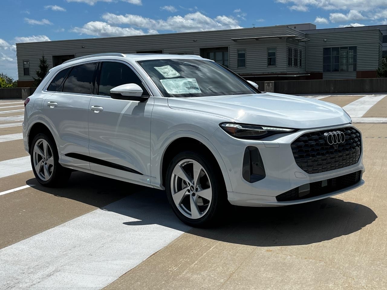 Audi Q5 Vehicle Full-screen Gallery Image 10