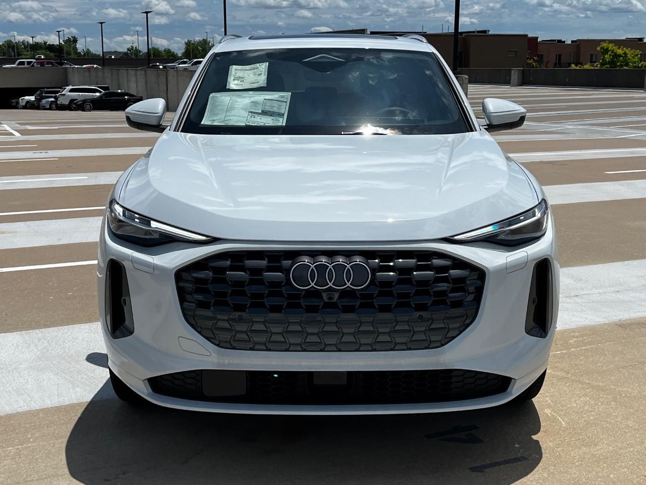 Audi Q5 Vehicle Full-screen Gallery Image 11