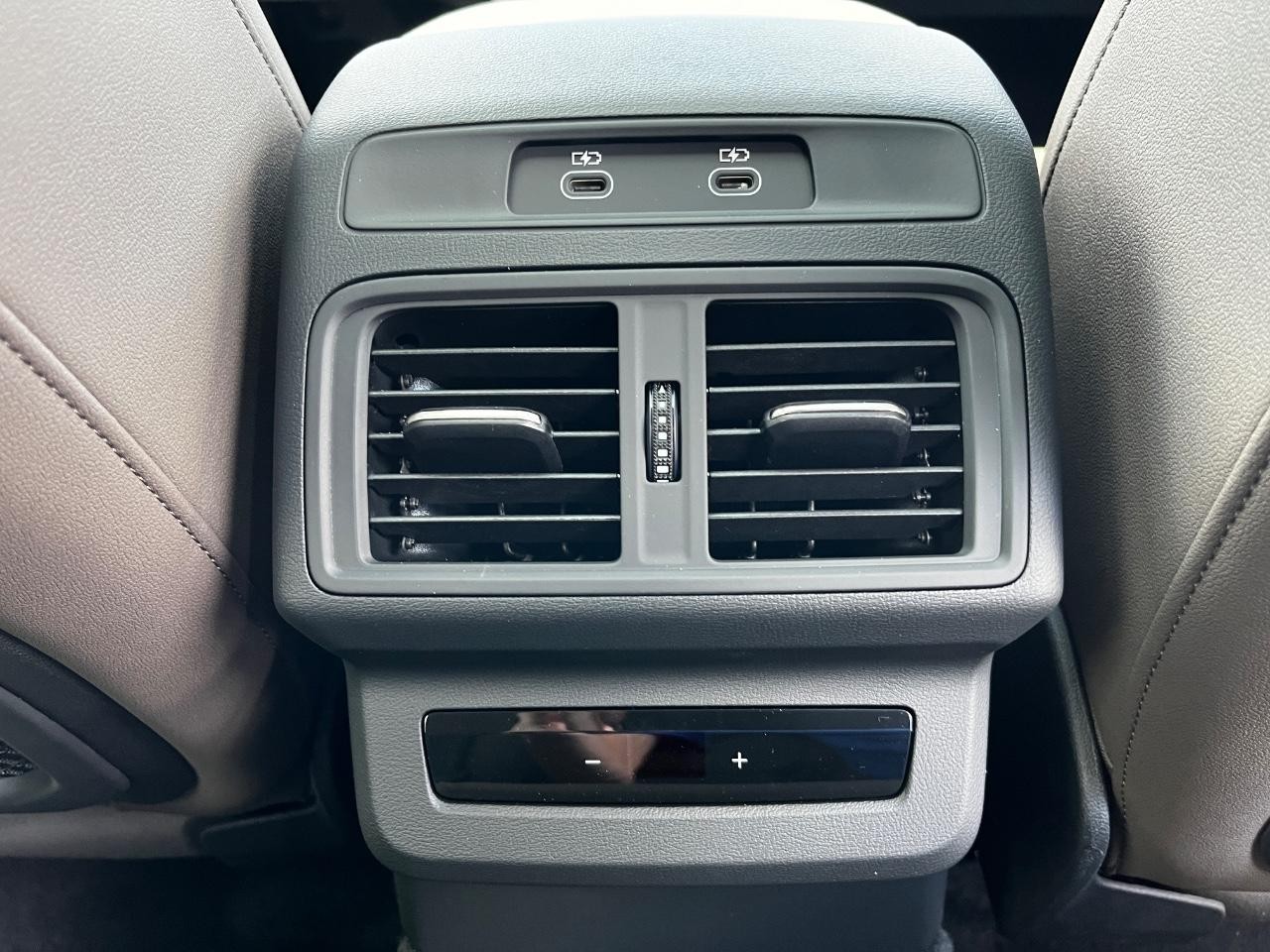 Audi Q5 Vehicle Full-screen Gallery Image 13