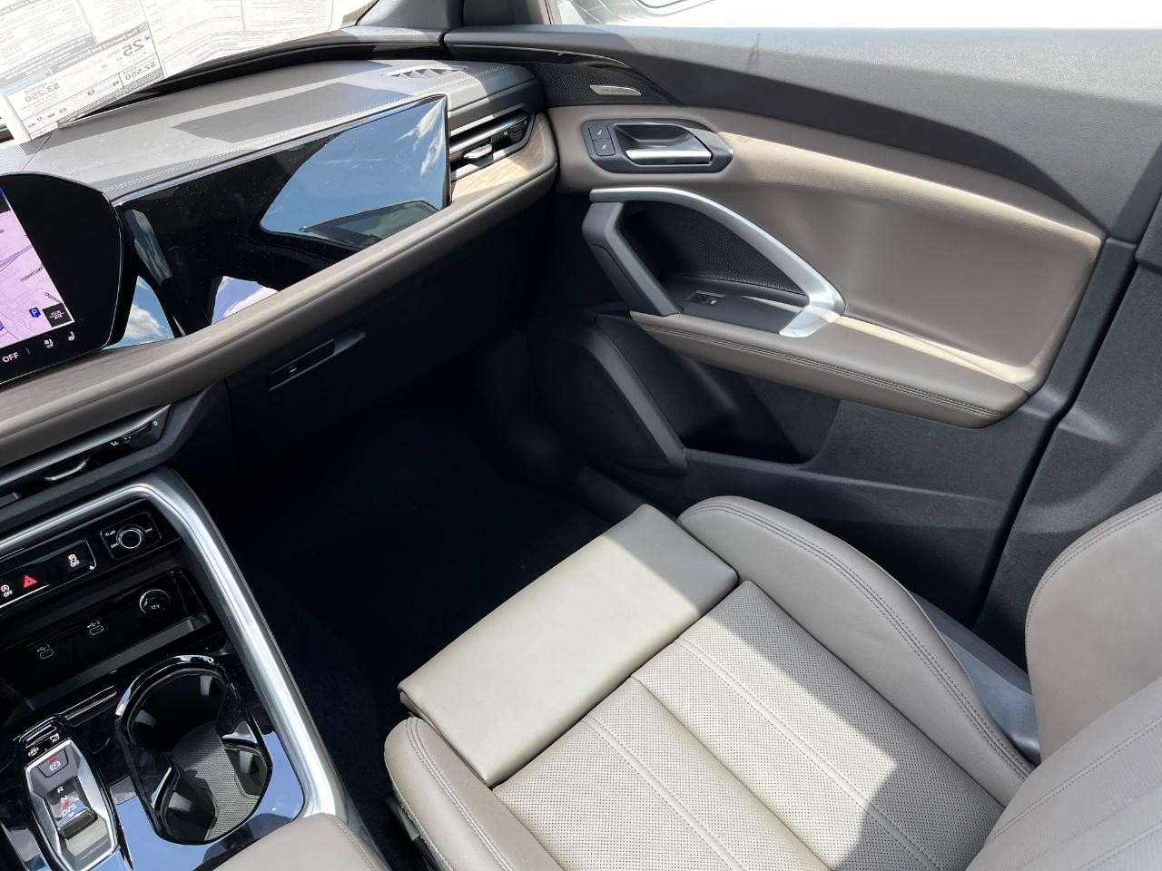 Audi Q5 Vehicle Full-screen Gallery Image 17