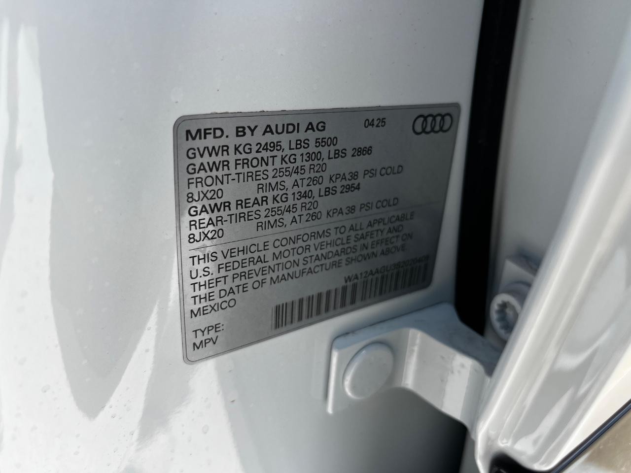 Audi Q5 Vehicle Full-screen Gallery Image 30