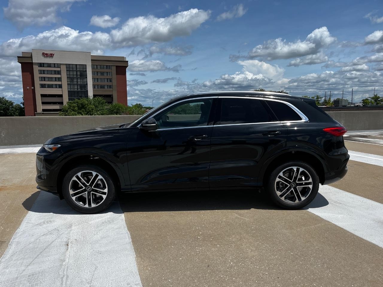 Audi Q5 Vehicle Full-screen Gallery Image 2