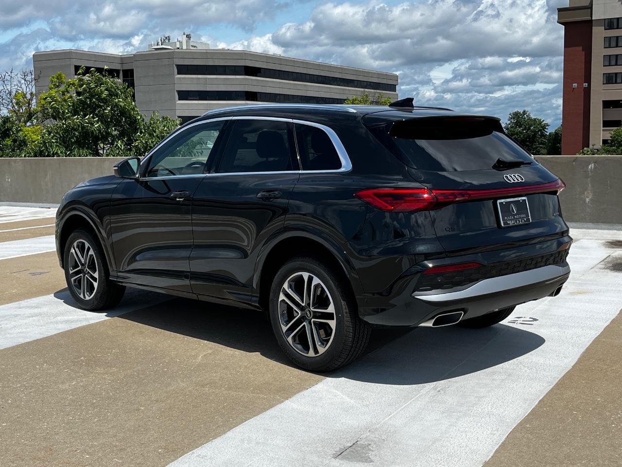 Audi Q5 Vehicle Full-screen Gallery Image 3