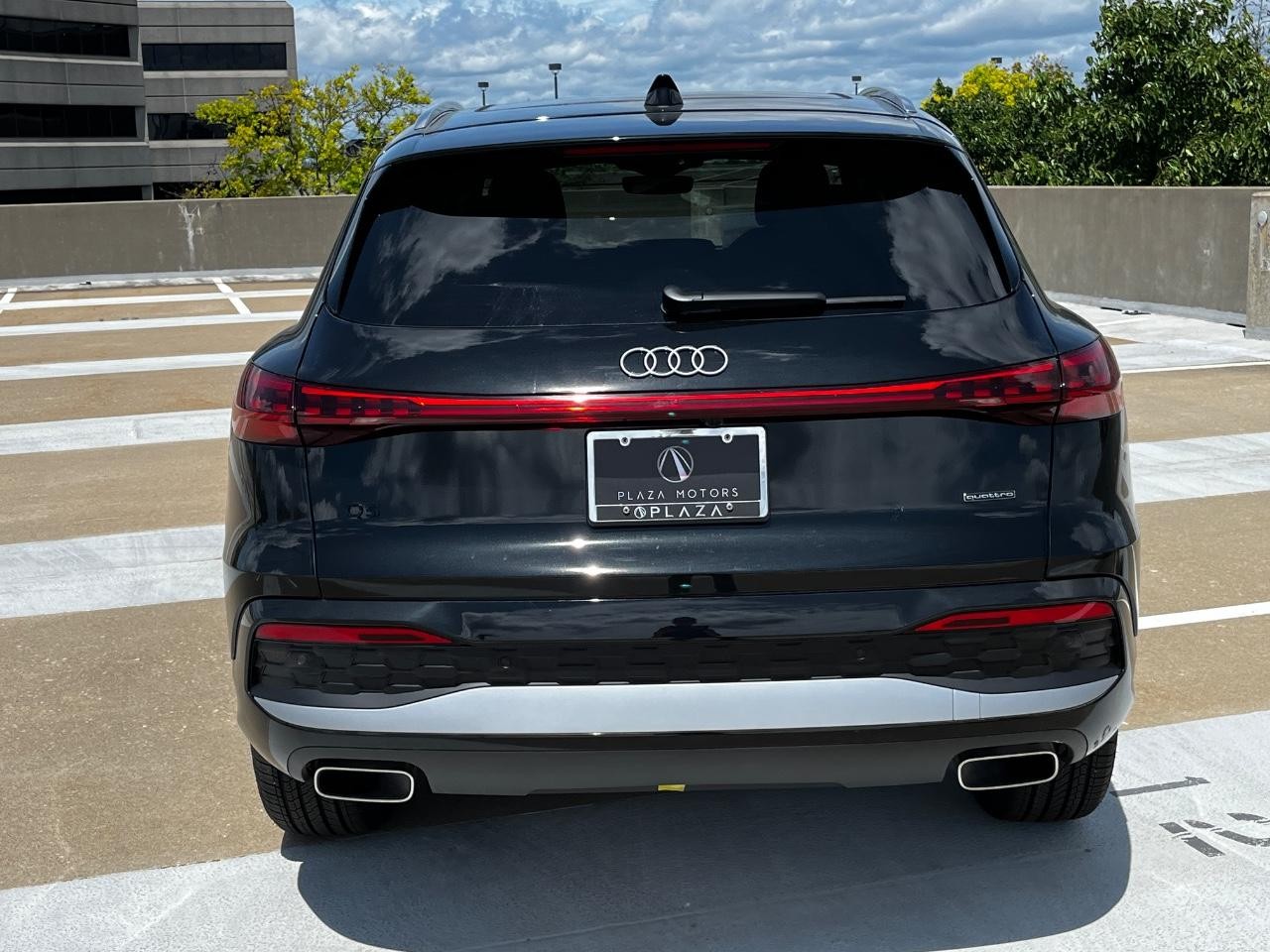 Audi Q5 Vehicle Full-screen Gallery Image 4
